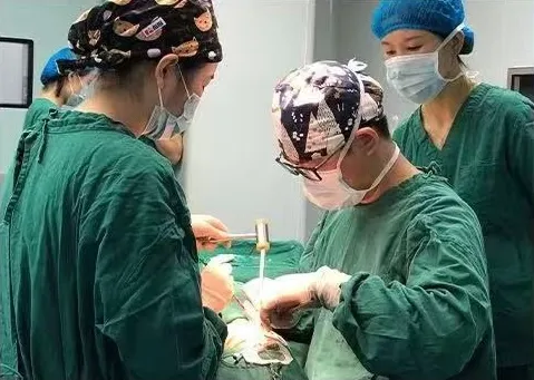 无影灯下：鼻修复手术进行中